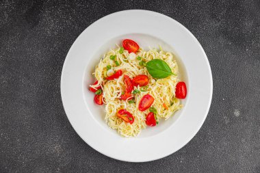 Domatesli makarna vermicelli sebzeler sofrada taze gurme yemek arkaplanı rustik yiyecekler üst manzara fotokopi alanı