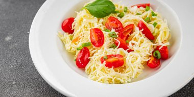 Domatesli makarna vermicelli sebzeler sofrada taze gurme yemek arkaplanı rustik yiyecekler üst manzara fotokopi alanı