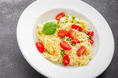 Domatesli makarna vermicelli sebzeler sofrada taze gurme yemek arkaplanı rustik yiyecekler üst manzara fotokopi alanı