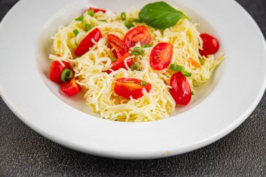 Domatesli makarna vermicelli sebzeler sofrada taze gurme yemek arkaplanı rustik yiyecekler üst manzara fotokopi alanı