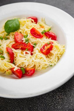 Domatesli makarna vermicelli sebzeler sofrada taze gurme yemek arkaplanı rustik yiyecekler üst manzara fotokopi alanı