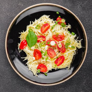 Domatesli makarna vermicelli sebzeler sofrada taze gurme yemek arkaplanı rustik yiyecekler üst manzara fotokopi alanı