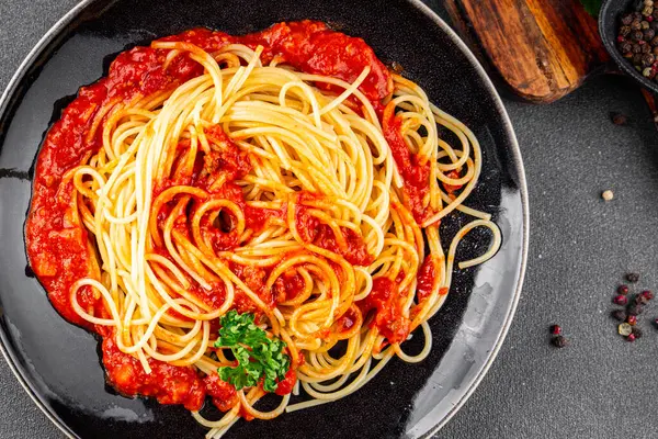 Spagetti bolonez makarna sosu lezzetli lezzetli lezzetli gurme yemek arka plan masa kırsal yemek üst görünüm fotokopi alanı