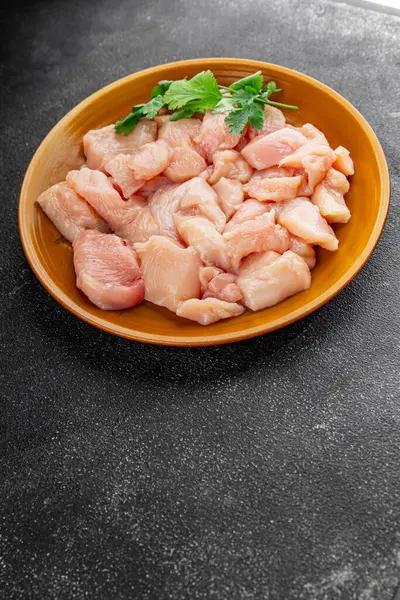 Tavuk, çiğ et, kümes hayvanları lezzetli lezzetli lezzetli gurme yemek arkaplanı, masa rustik gıdalar, fotokopi alanı ve paleo diyeti.