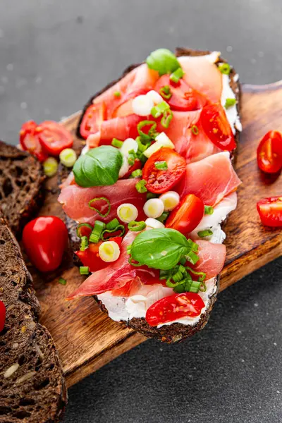 Jambon, domates, yeşillik taze lezzetli gurme yemek arkaplanı masa kırsal yiyeceklerin üst görünümü fotokopi alanı.