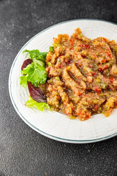 Patlıcan soslu patlıcan salatası Baba ganoush patlıcan, domates, soğan kabuğu taze gurme yemek arkaplan masa rustik gıda üst görünüm fotokopi alanı keto ve paleo diyet vejetaryen ve vejetaryen gıda