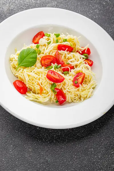 Domatesli makarna vermicelli sebzeler sofrada taze gurme yemek arkaplanı rustik yiyecekler üst manzara fotokopi alanı