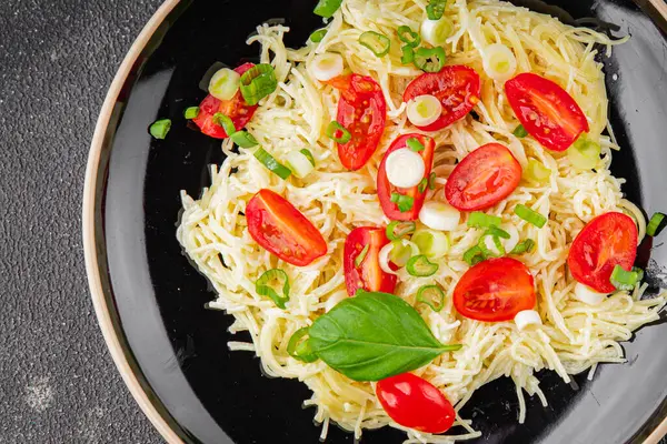 Domatesli makarna vermicelli sebzeler sofrada taze gurme yemek arkaplanı rustik yiyecekler üst manzara fotokopi alanı