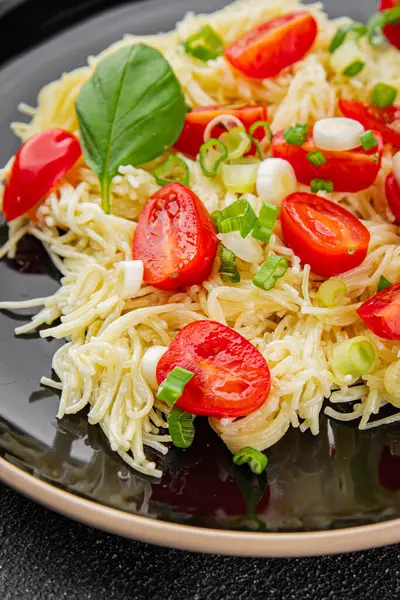 Domatesli makarna vermicelli sebzeler sofrada taze gurme yemek arkaplanı rustik yiyecekler üst manzara fotokopi alanı