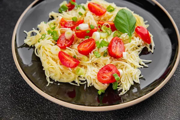 Domatesli makarna vermicelli sebzeler sofrada taze gurme yemek arkaplanı rustik yiyecekler üst manzara fotokopi alanı