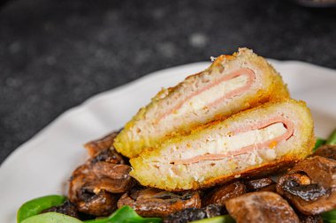 Pirzola, tavuk, jambon, peynir aperatifi masanın üzerinde taze lezzetli gurme yemek arkaplanı kırsal yiyecekler, fotokopi alanı.