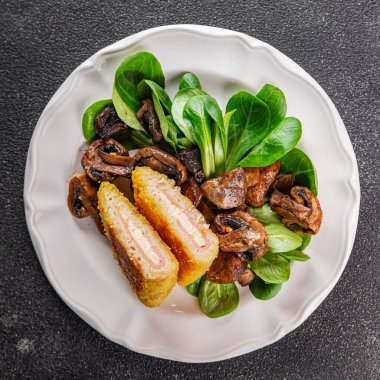 Pirzola, tavuk, jambon, peynir aperatifi masanın üzerinde taze lezzetli gurme yemek arkaplanı kırsal yiyecekler, fotokopi alanı.