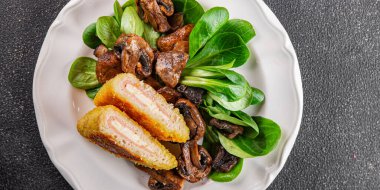 Pirzola, tavuk, jambon, peynir aperatifi masanın üzerinde taze lezzetli gurme yemek arkaplanı kırsal yiyecekler, fotokopi alanı.