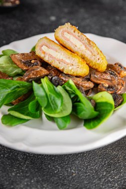 Pirzola, tavuk, jambon, peynir aperatifi masanın üzerinde taze lezzetli gurme yemek arkaplanı kırsal yiyecekler, fotokopi alanı.