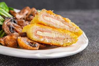 Pirzola, tavuk, jambon, peynir aperatifi masanın üzerinde taze lezzetli gurme yemek arkaplanı kırsal yiyecekler, fotokopi alanı.