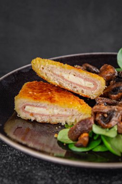 Pirzola, tavuk, jambon, peynir aperatifi masanın üzerinde taze lezzetli gurme yemek arkaplanı kırsal yiyecekler, fotokopi alanı.