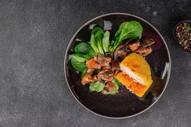 Pirzola, tavuk, jambon, peynir aperatifi masanın üzerinde taze lezzetli gurme yemek arkaplanı kırsal yiyecekler, fotokopi alanı.