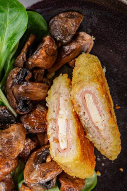 Pirzola, tavuk, jambon, peynir aperatifi masanın üzerinde taze lezzetli gurme yemek arkaplanı kırsal yiyecekler, fotokopi alanı.