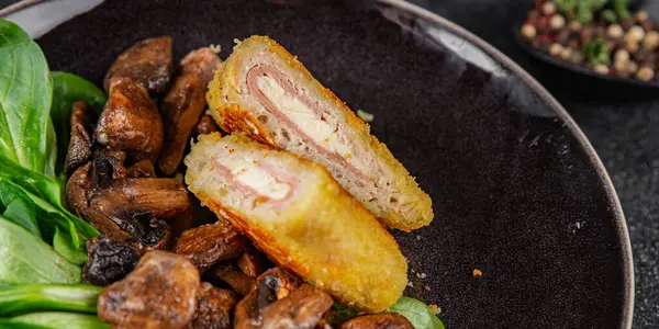 Pirzola, tavuk, jambon, peynir aperatifi masanın üzerinde taze lezzetli gurme yemek arkaplanı kırsal yiyecekler, fotokopi alanı.