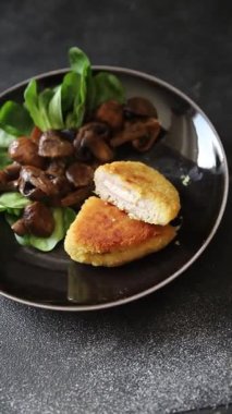 Pirzola, tavuk, jambon, peynir aperatifi masanın üzerinde taze lezzetli gurme yemek arkaplanı kırsal yiyecekler, fotokopi alanı.