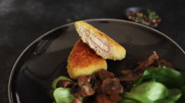 Pirzola, tavuk, jambon, peynir aperatifi masanın üzerinde taze lezzetli gurme yemek arkaplanı kırsal yiyecekler, fotokopi alanı.