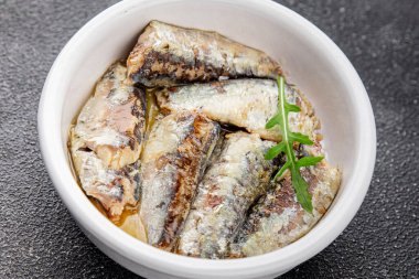 Sardalya konservesi konservesi taze gurme yemek arkaplanı masa rustik gıda üst görünümü fotokopi alanı pesseeter diyet