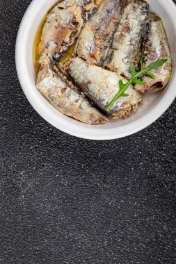 Sardalya konservesi konservesi taze gurme yemek arkaplanı masa rustik gıda üst görünümü fotokopi alanı pesseeter diyet