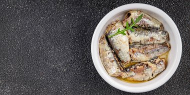 Sardalya konservesi konservesi taze gurme yemek arkaplanı masa rustik gıda üst görünümü fotokopi alanı pesseeter diyet