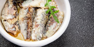 Sardalya konservesi konservesi taze gurme yemek arkaplanı masa rustik gıda üst görünümü fotokopi alanı pesseeter diyet