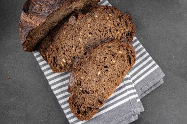 Siyah ekmek, tahıl gevreği, fırın ürünleri, taze gurme yemek arka planı, masa rustik gıdalar, fotokopi alanı.