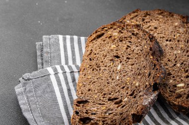 Siyah ekmek, tahıl gevreği, fırın ürünleri, taze gurme yemek arka planı, masa rustik gıdalar, fotokopi alanı.