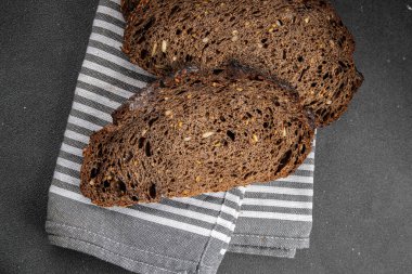 Siyah ekmek, tahıl gevreği, fırın ürünleri, taze gurme yemek arka planı, masa rustik gıdalar, fotokopi alanı.