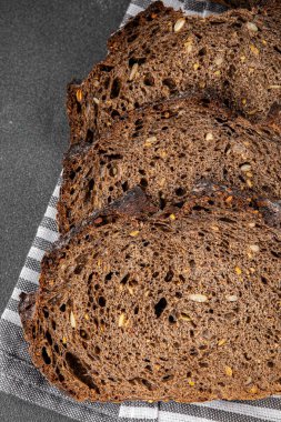 Siyah ekmek, tahıl gevreği, fırın ürünleri, taze gurme yemek arka planı, masa rustik gıdalar, fotokopi alanı.