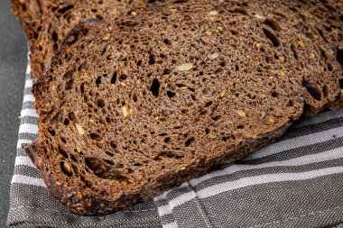 Siyah ekmek, tahıl gevreği, fırın ürünleri, taze gurme yemek arka planı, masa rustik gıdalar, fotokopi alanı.