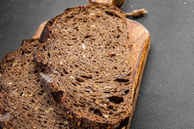 Siyah ekmek, tahıl gevreği, fırın ürünleri, taze gurme yemek arka planı, masa rustik gıdalar, fotokopi alanı.