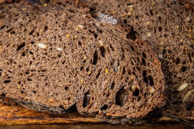 Siyah ekmek, tahıl gevreği, fırın ürünleri, taze gurme yemek arka planı, masa rustik gıdalar, fotokopi alanı.