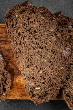 Siyah ekmek, tahıl gevreği, fırın ürünleri, taze gurme yemek arka planı, masa rustik gıdalar, fotokopi alanı.