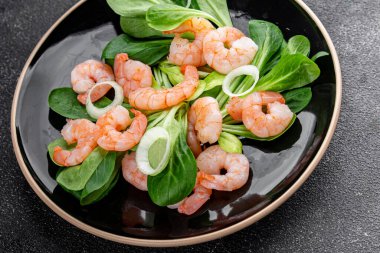 Karides salatası deniz ürünleri sebzeleri taze gurme yemek masa rustik gıda üst görünüm fotokopi alanı keto ve paleo diyet vejetaryen diyeti