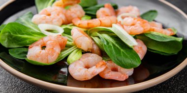 Karides salatası deniz ürünleri sebzeleri taze gurme yemek masa rustik gıda üst görünüm fotokopi alanı keto ve paleo diyet vejetaryen diyeti