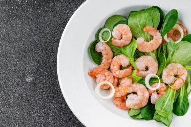 Karides salatası deniz ürünleri sebzeleri taze gurme yemek masa rustik gıda üst görünüm fotokopi alanı keto ve paleo diyet vejetaryen diyeti