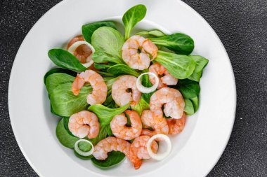 Karides salatası deniz ürünleri sebzeleri taze gurme yemek masa rustik gıda üst görünüm fotokopi alanı keto ve paleo diyet vejetaryen diyeti