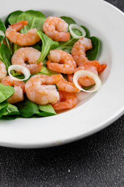 Karides salatası deniz ürünleri sebzeleri taze gurme yemek masa rustik gıda üst görünüm fotokopi alanı keto ve paleo diyet vejetaryen diyeti