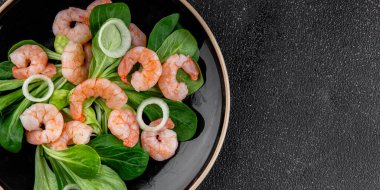 Karides salatası deniz ürünleri sebzeleri taze gurme yemek masa rustik gıda üst görünüm fotokopi alanı keto ve paleo diyet vejetaryen diyeti