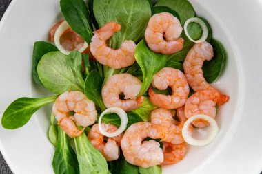 Karides salatası deniz ürünleri sebzeleri taze gurme yemek masa rustik gıda üst görünüm fotokopi alanı keto ve paleo diyet vejetaryen diyeti