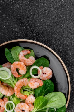 Karides salatası deniz ürünleri sebzeleri taze gurme yemek masa rustik gıda üst görünüm fotokopi alanı keto ve paleo diyet vejetaryen diyeti