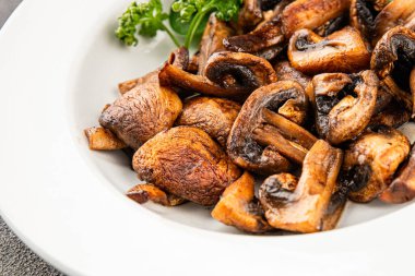 Mantarlar kızartılmış şampiyonlar sebzeler taze gurme yemek arkaplanı masanın üstünde rustik yiyecekler fotokopi uzay yiyecekleri