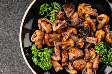 Mantarlar kızartılmış şampiyonlar sebzeler taze gurme yemek arkaplanı masanın üstünde rustik yiyecekler fotokopi uzay yiyecekleri