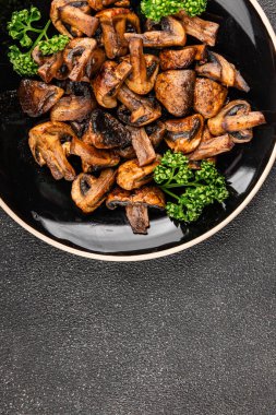 Mantarlar kızartılmış şampiyonlar sebzeler taze gurme yemek arkaplanı masanın üstünde rustik yiyecekler fotokopi uzay yiyecekleri