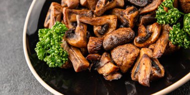 Mantarlar kızartılmış şampiyonlar sebzeler taze gurme yemek arkaplanı masanın üstünde rustik yiyecekler fotokopi uzay yiyecekleri