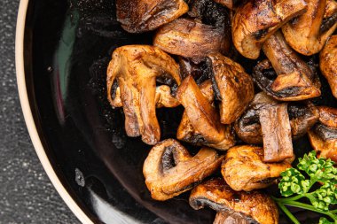 Mantarlar kızartılmış şampiyonlar sebzeler taze gurme yemek arkaplanı masanın üstünde rustik yiyecekler fotokopi uzay yiyecekleri